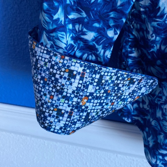 Robert Graham Cotton Long Sleeved Button Down Shirt. Blue Floral Pattern. Size M - Picture 6 of 16